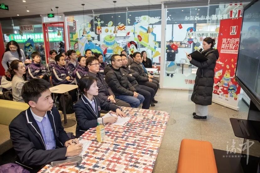 “肯为你护航·美好聚e堂”网络安全科普计划2026年首场主题活动在肯德基网络安全主题餐厅举行。1