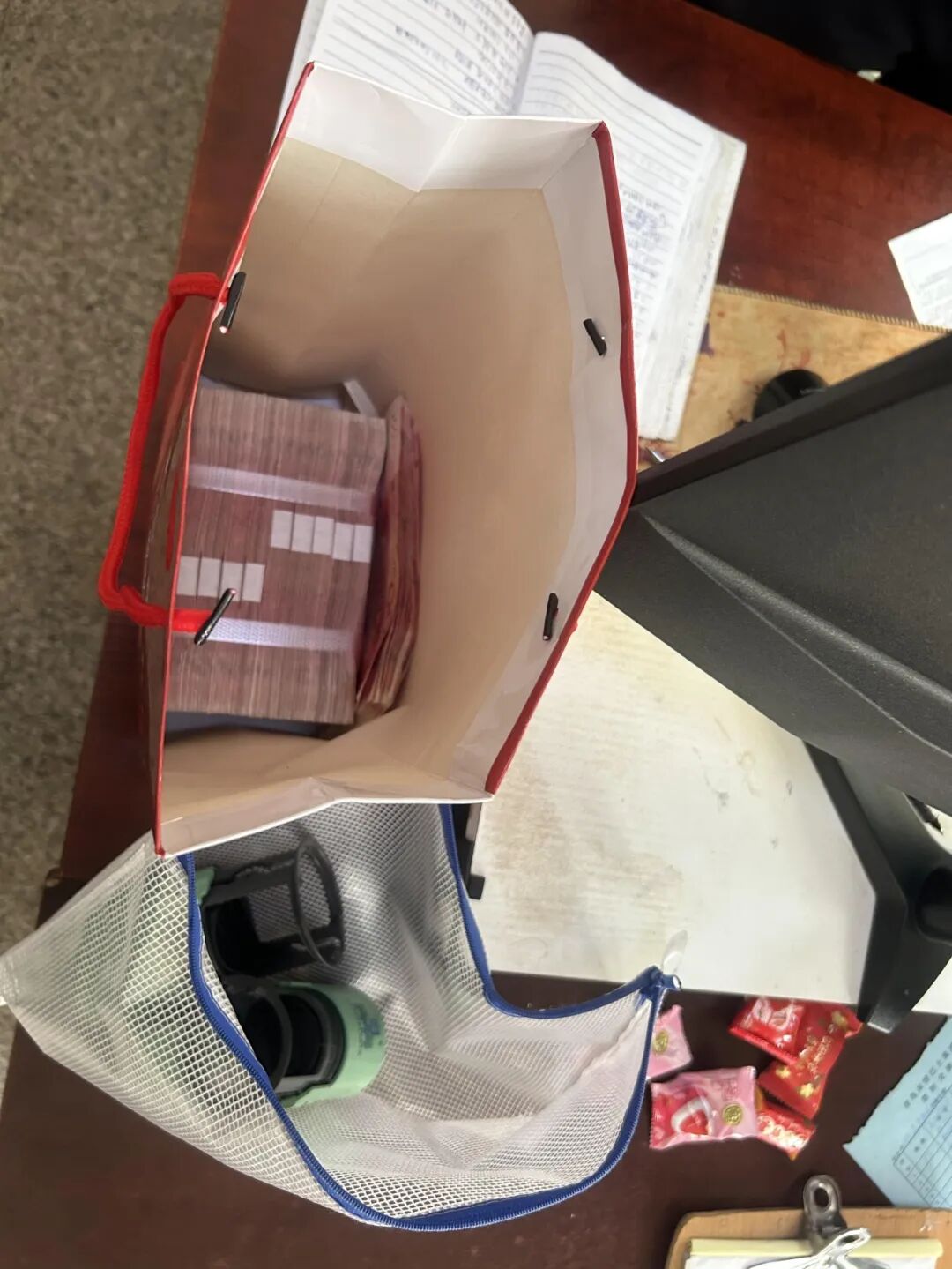 点赞10万余元现金不慎遗落车厢真情司机班后等待物归原主