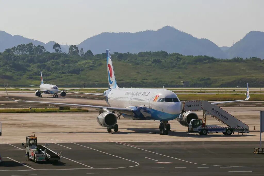 航班停靠在重庆江北国际机场。重庆航空供图。