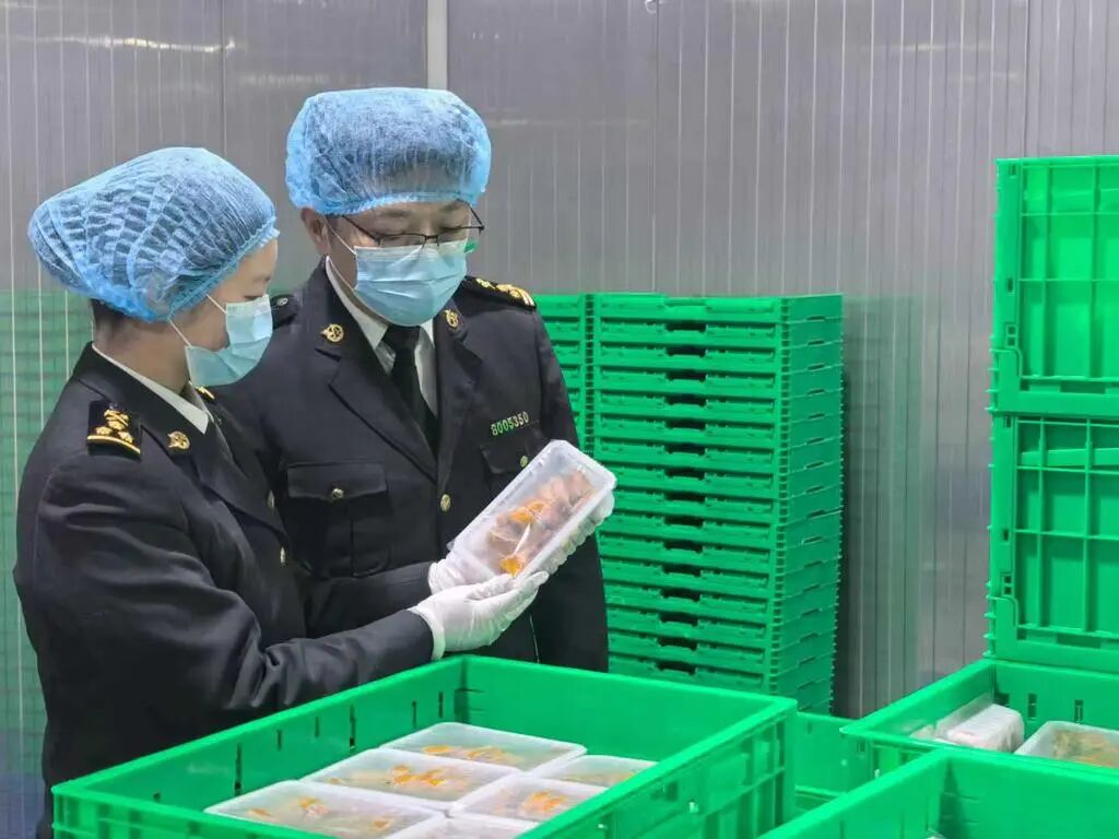 重庆海关所属永川海关关员对出口的荣昌卤鹅开展现场监管。受访单位供图