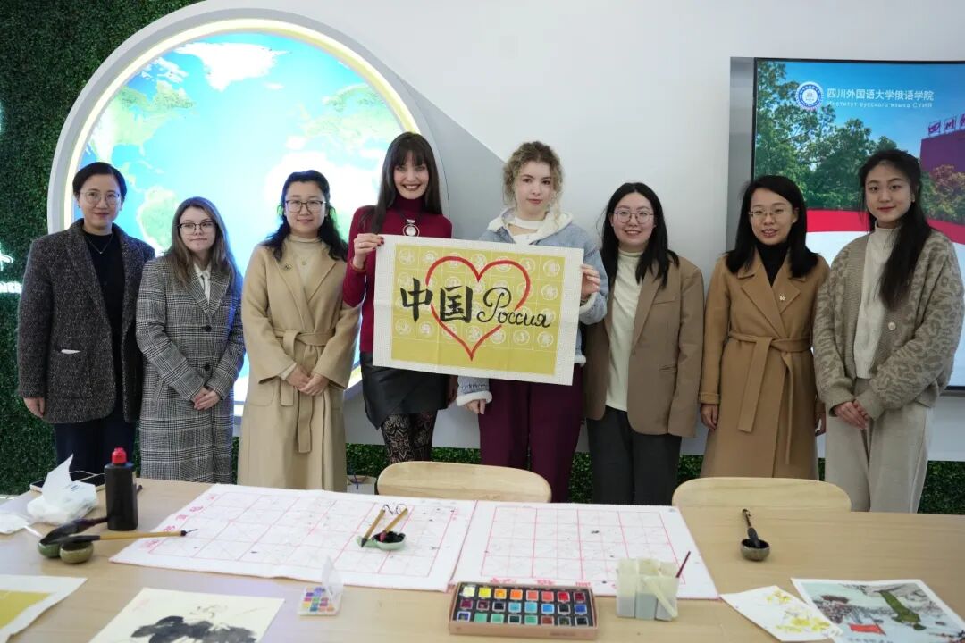 来自俄罗斯的博士生李雪灵（左四）学习中国书法.JPG