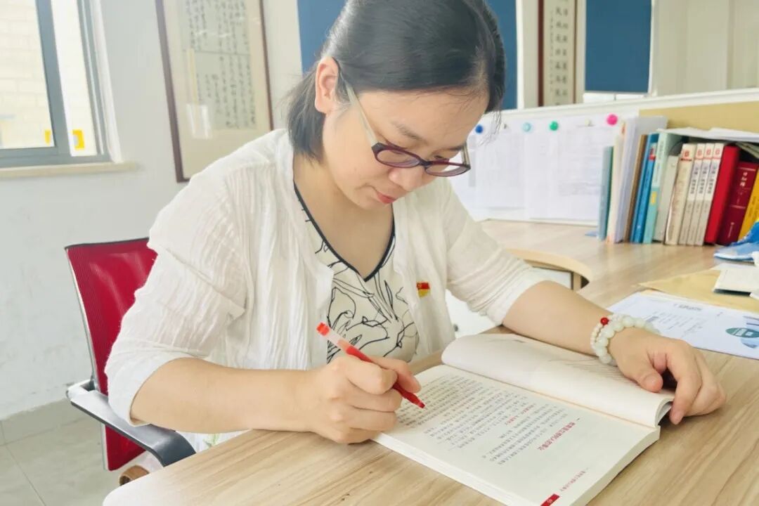 学前第一党支部 丁丽宏心有所信，方能行远。作为一名党员教师，应在教育