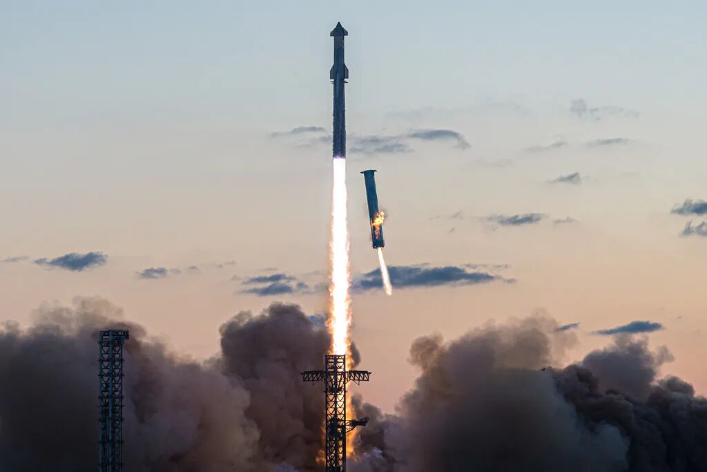 2024 年 10 月 13 日，Starship Flight 5 发射与 Super Heavy 助推器返回。图片：John Kraus
