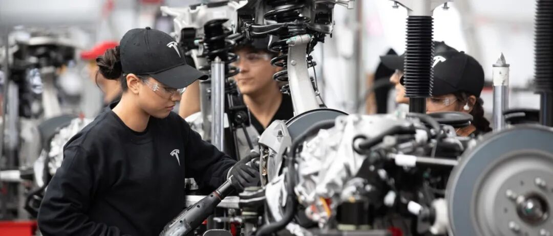 Tesla 弗里蒙特工厂制造现场。图片：Tesla 官方