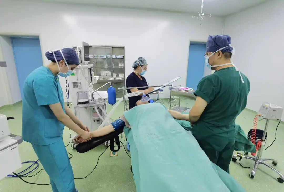 手术钳子怎么拿手术室护士：不只是“递钳子的工具人”_https://www.jmylbn.com_新闻资讯_第6张