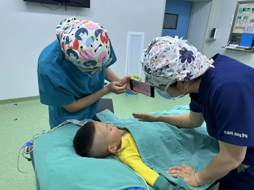 手术钳子怎么拿手术室护士：不只是“递钳子的工具人”_https://www.jmylbn.com_新闻资讯_第4张