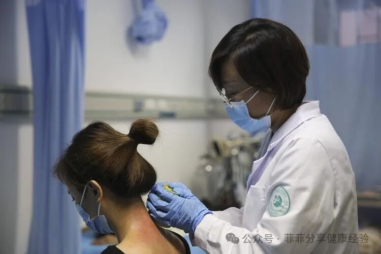 用刮痧板自己怎么刮脸女子早起刮痧板刮脸，坚持了一年去医院体检，医生大为惊叹_https://www.jmylbn.com_新闻资讯_第8张