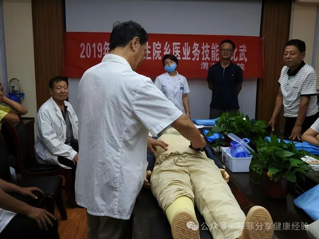 用刮痧板自己怎么刮脸女子早起刮痧板刮脸，坚持了一年去医院体检，医生大为惊叹_https://www.jmylbn.com_新闻资讯_第7张