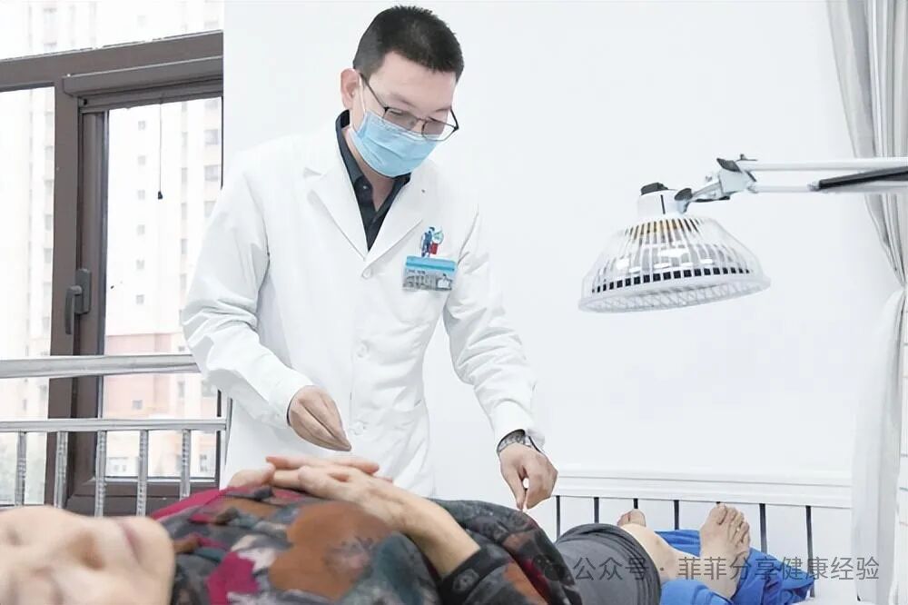 用刮痧板自己怎么刮脸女子早起刮痧板刮脸，坚持了一年去医院体检，医生大为惊叹_https://www.jmylbn.com_新闻资讯_第9张