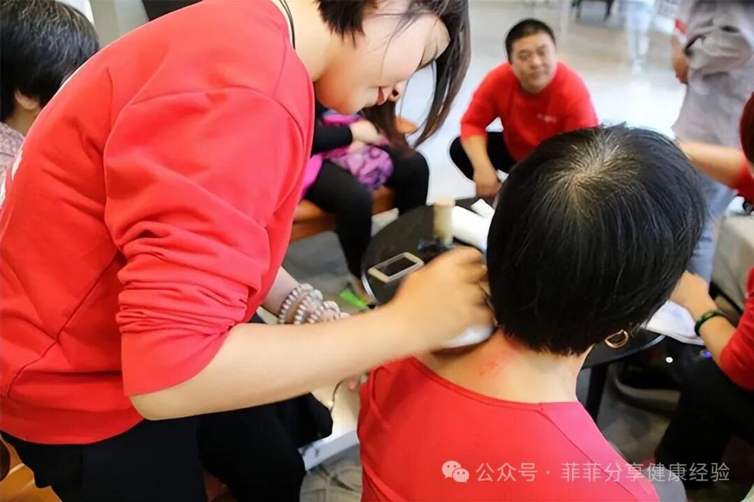 用刮痧板自己怎么刮脸女子早起刮痧板刮脸，坚持了一年去医院体检，医生大为惊叹_https://www.jmylbn.com_新闻资讯_第2张
