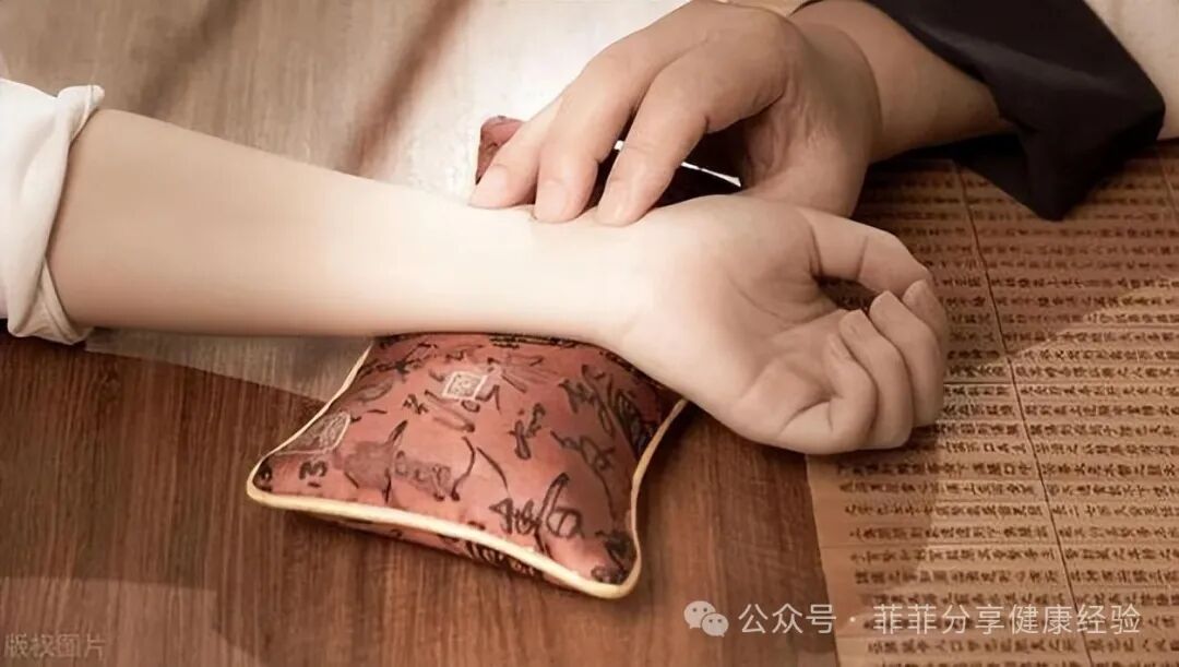 用刮痧板自己怎么刮脸女子早起刮痧板刮脸，坚持了一年去医院体检，医生大为惊叹_https://www.jmylbn.com_新闻资讯_第5张