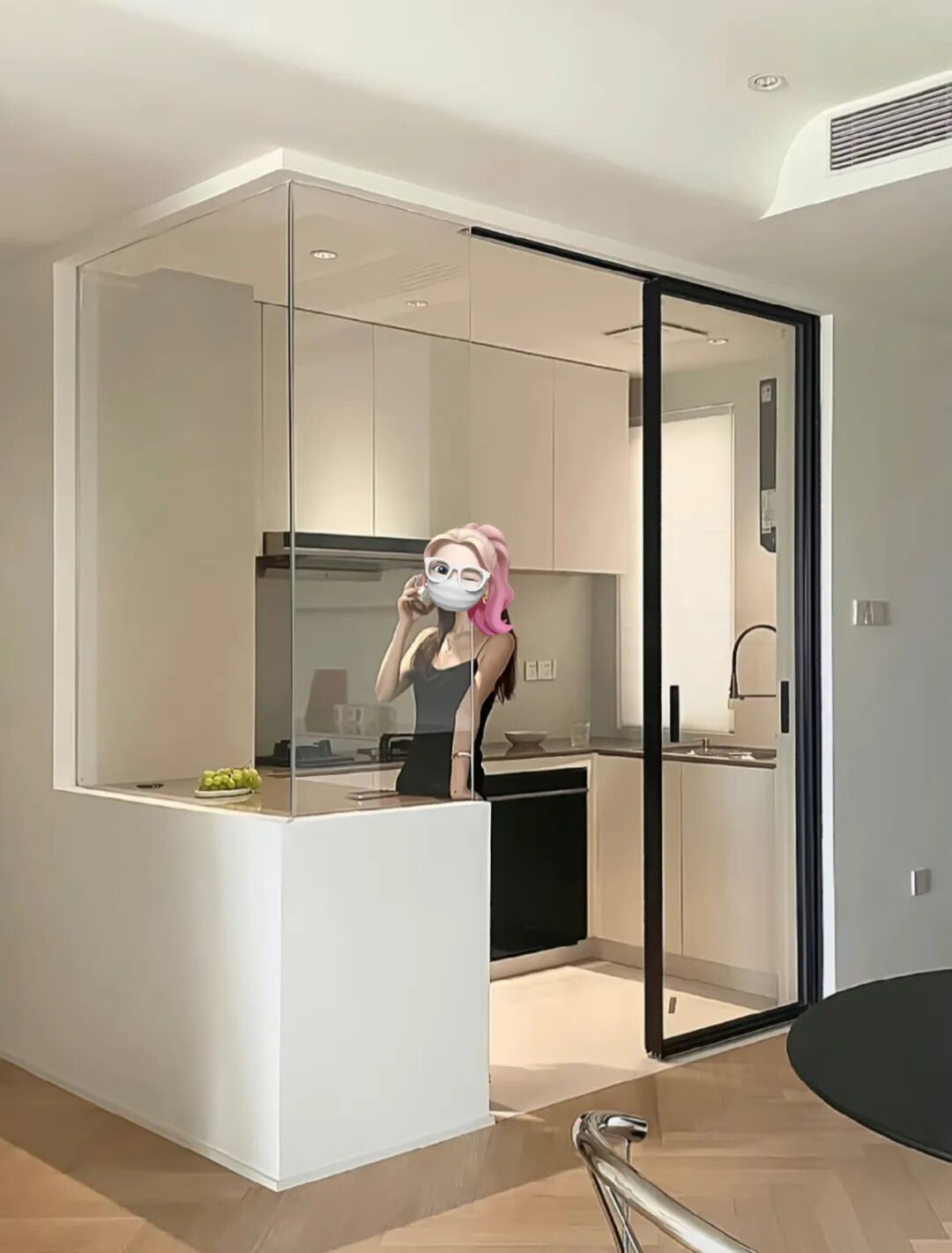 玻璃自带的通透感,让小厨房既不用担心油烟问题,也不影响采光.