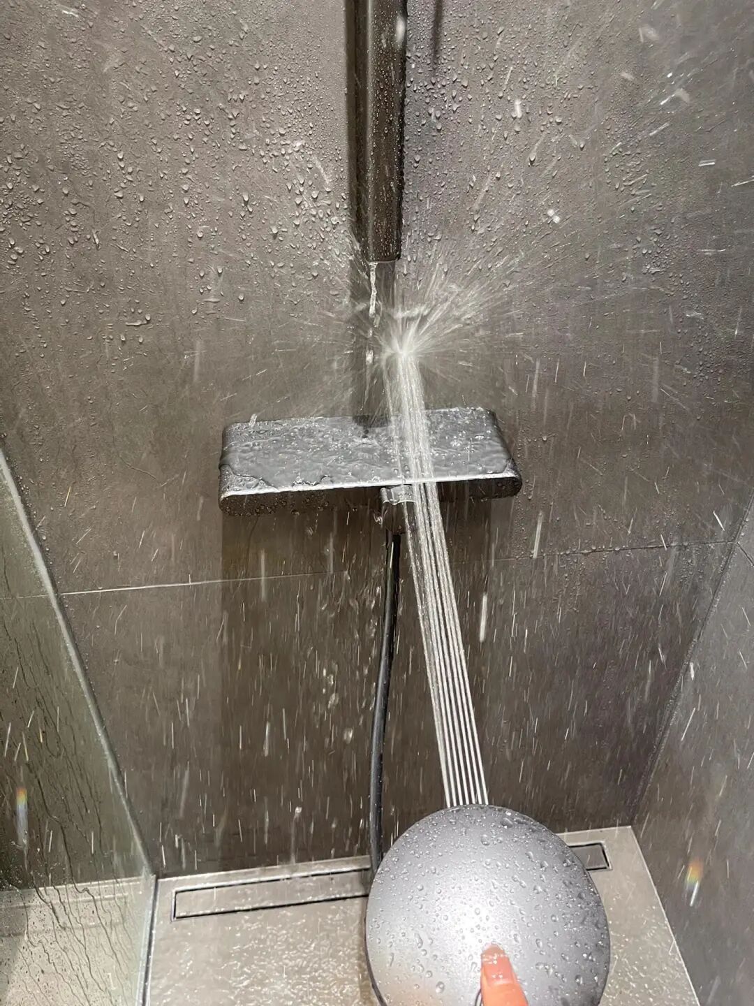 就买了成套的大花洒,想着洗澡的时候,可以随意切换雨幕,喷头,喷枪,那