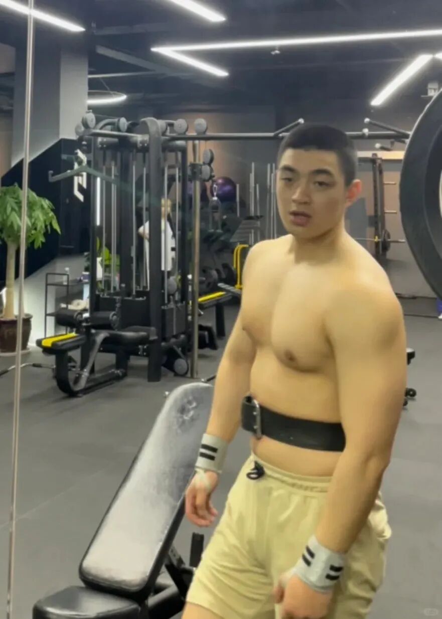 “撕漫男”降临现实！刘聪Russell健身大片，撩翻全网的荷尔蒙狂潮