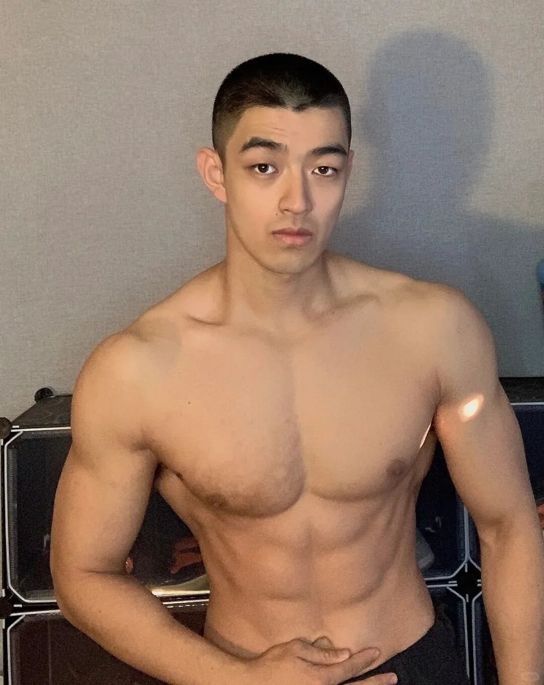 “撕漫男”降临现实！刘聪Russell健身大片，撩翻全网的荷尔蒙狂潮