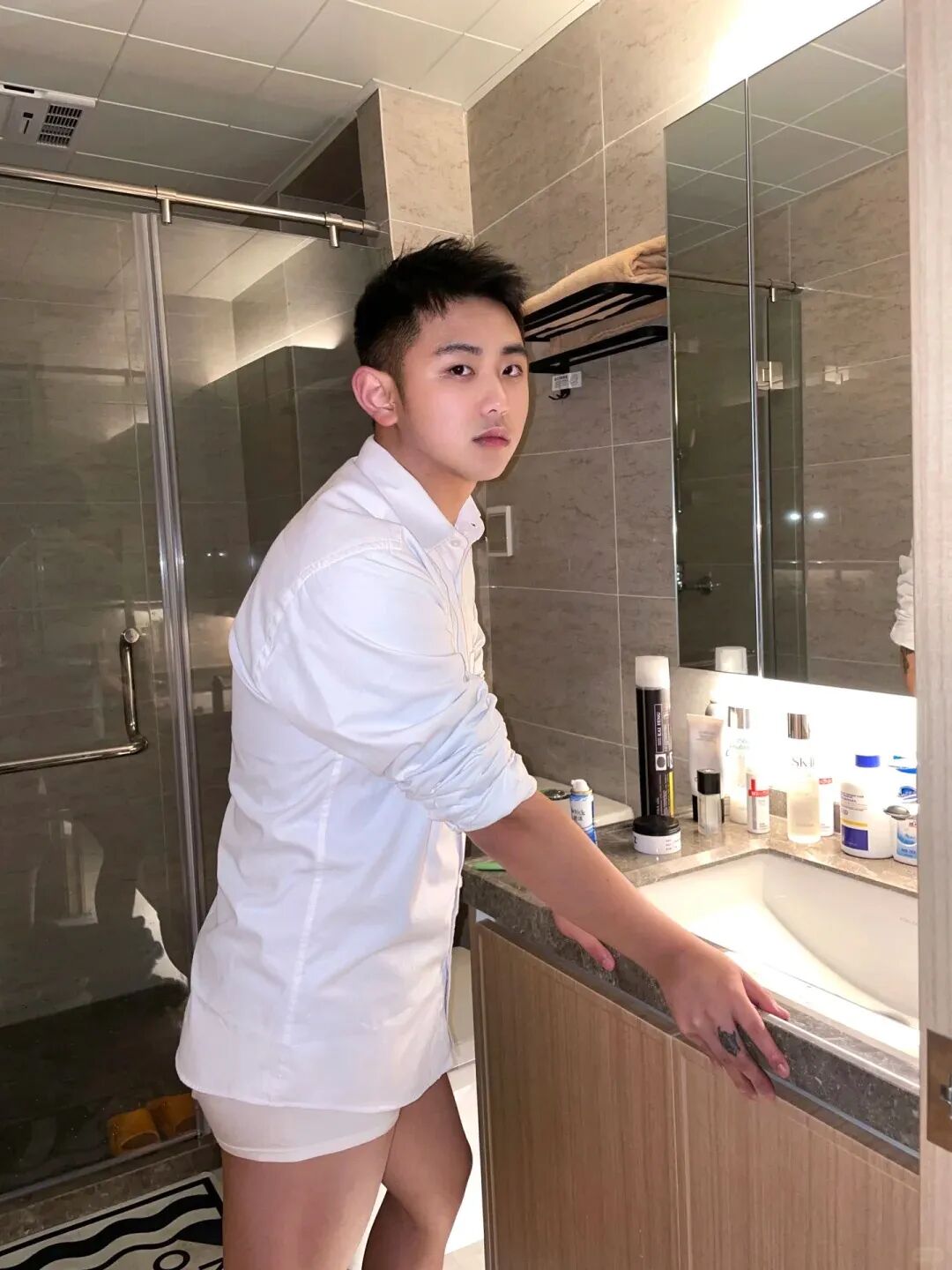 清迈游玩遇上帅气小哥，脂包肌身材与阳光笑容让人沦陷!