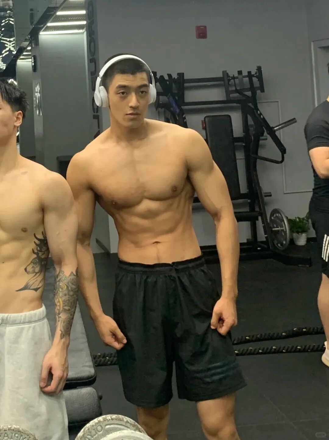 “撕漫男”降临现实！刘聪Russell健身大片，撩翻全网的荷尔蒙狂潮