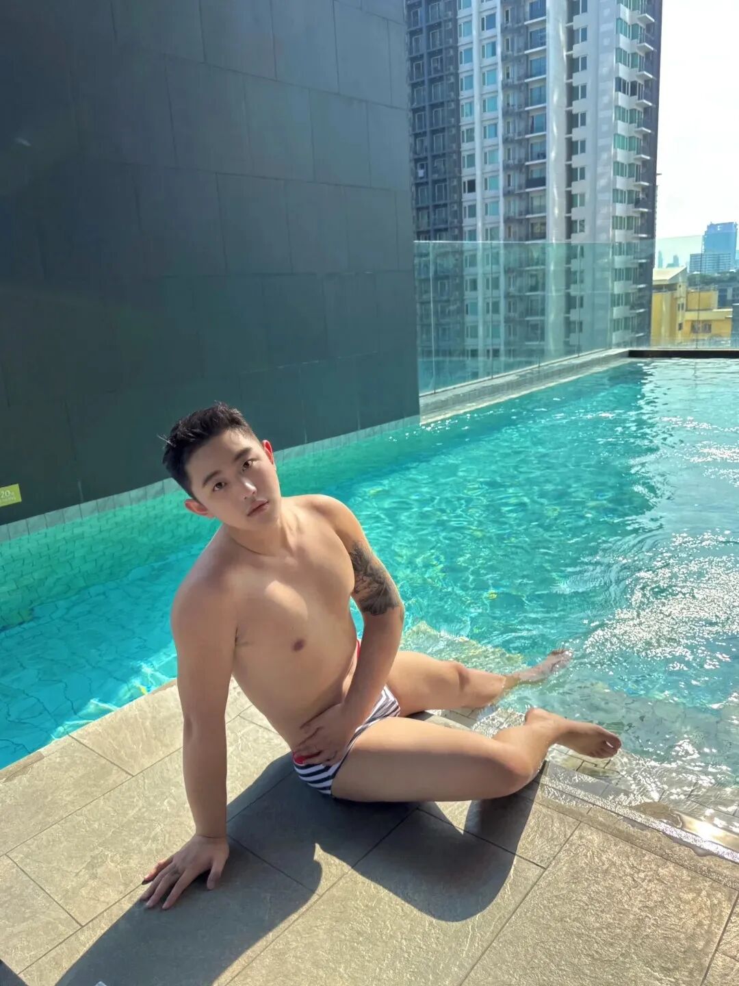 清迈游玩遇上帅气小哥，脂包肌身材与阳光笑容让人沦陷!