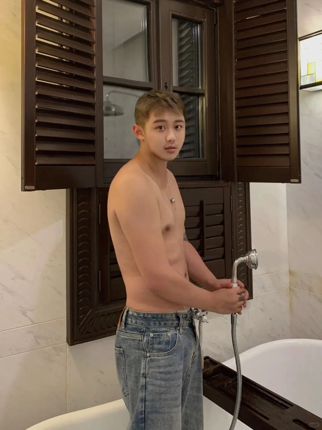 清迈游玩遇上帅气小哥，脂包肌身材与阳光笑容让人沦陷!