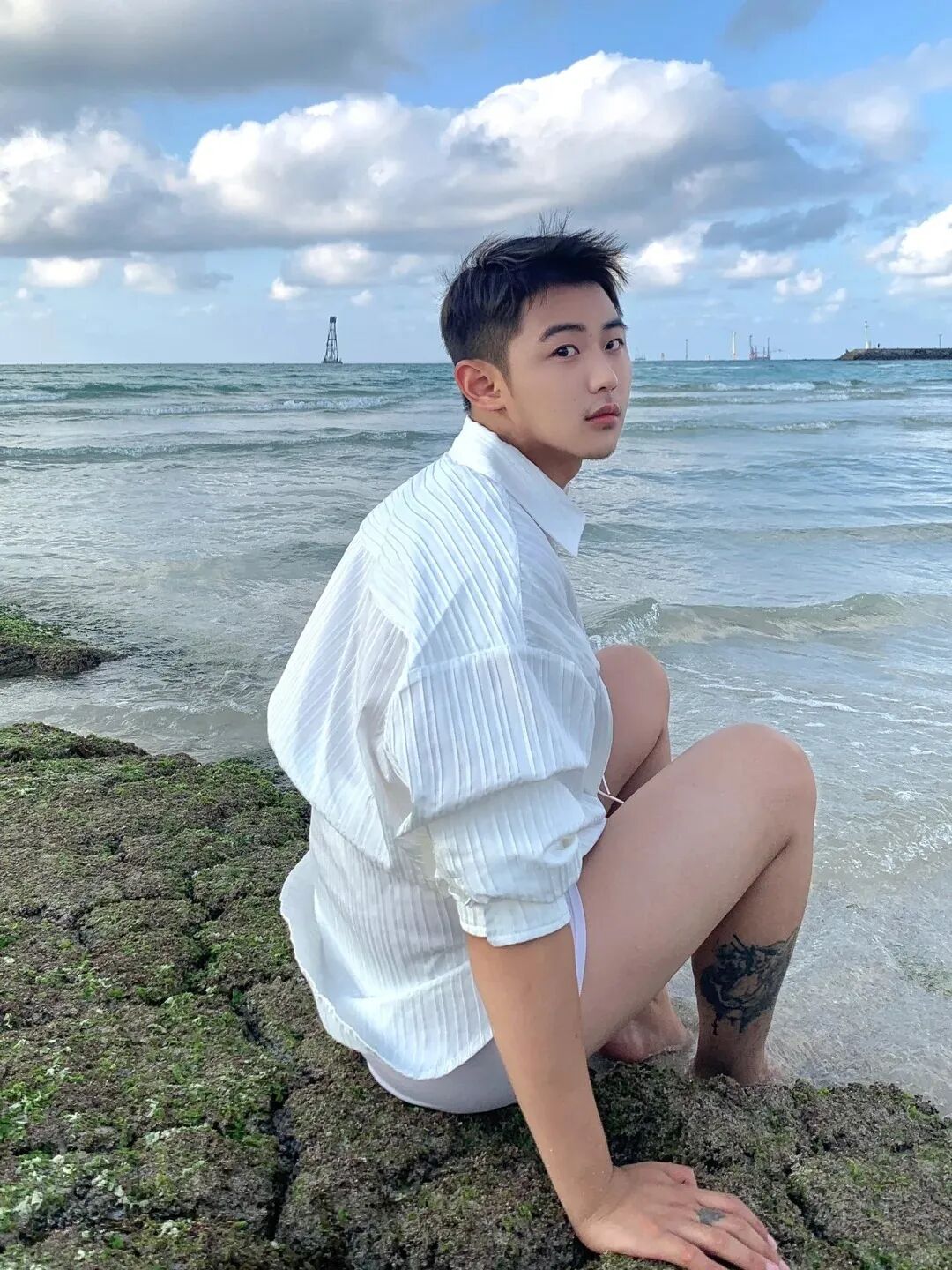 清迈游玩遇上帅气小哥，脂包肌身材与阳光笑容让人沦陷!