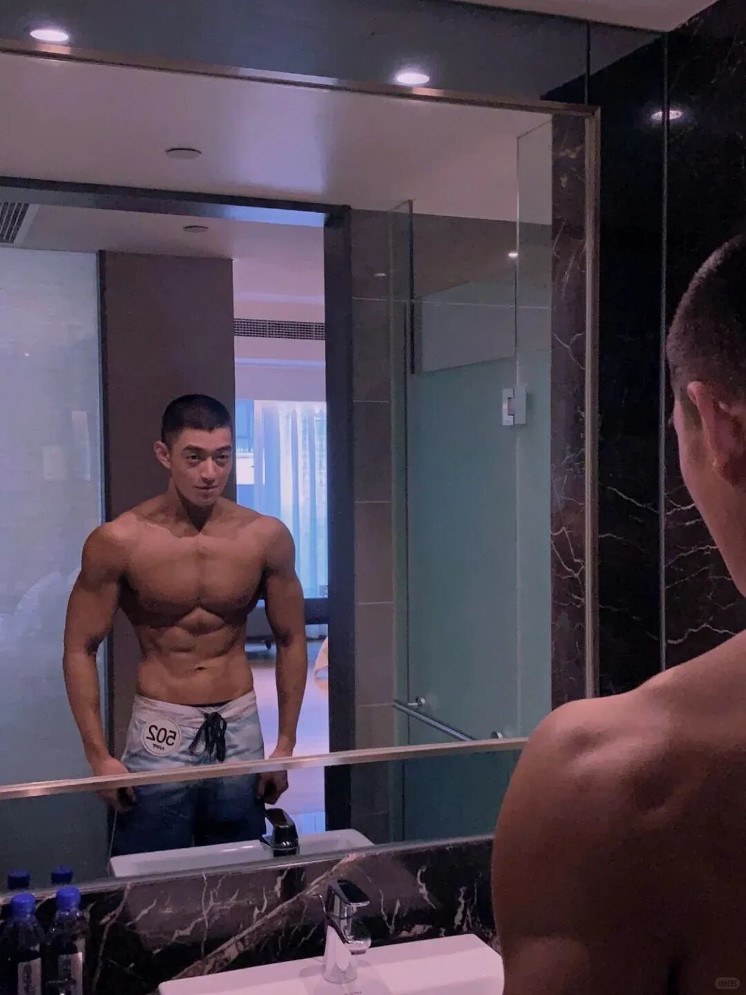 “撕漫男”降临现实！刘聪Russell健身大片，撩翻全网的荷尔蒙狂潮