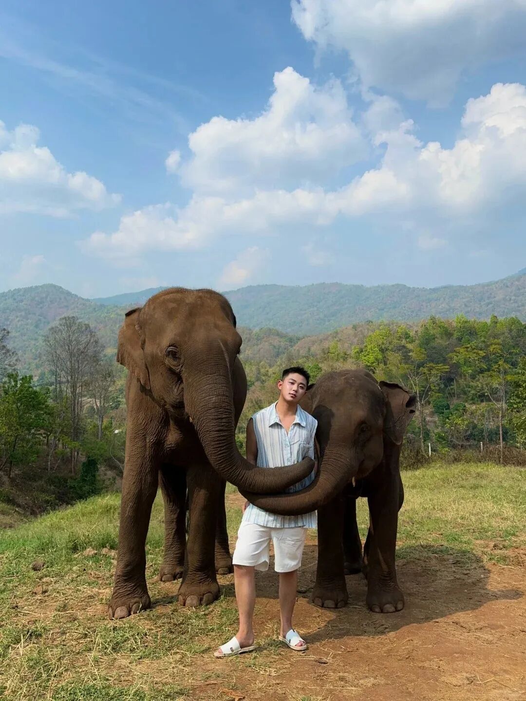 清迈游玩遇上帅气小哥，脂包肌身材与阳光笑容让人沦陷!