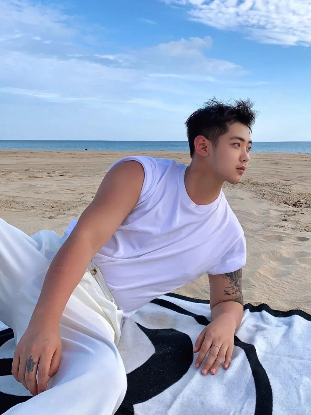 清迈游玩遇上帅气小哥，脂包肌身材与阳光笑容让人沦陷!