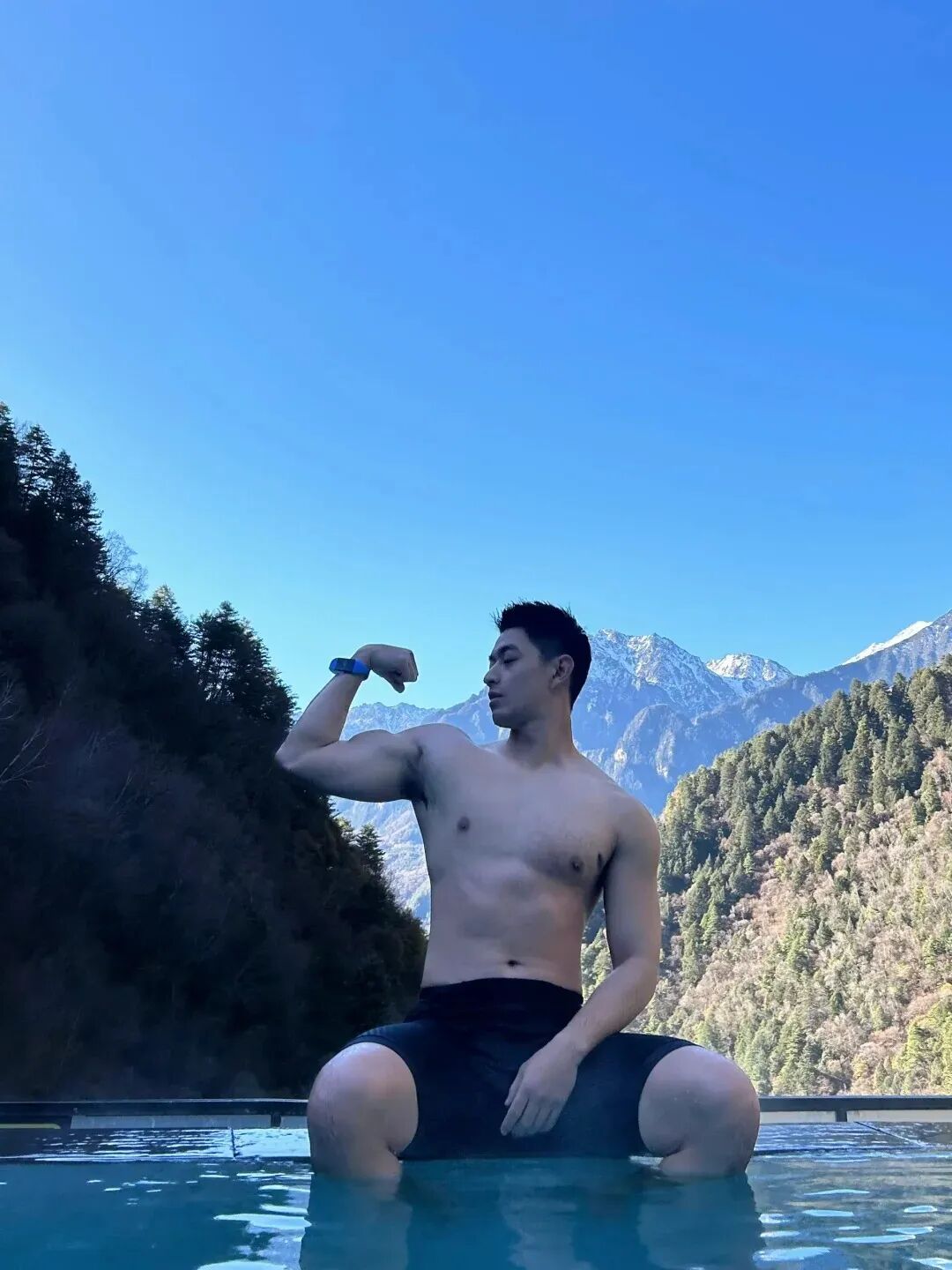 “撕漫男”降临现实！刘聪Russell健身大片，撩翻全网的荷尔蒙狂潮