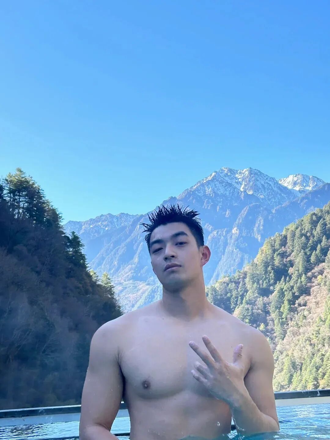 “撕漫男”降临现实！刘聪Russell健身大片，撩翻全网的荷尔蒙狂潮