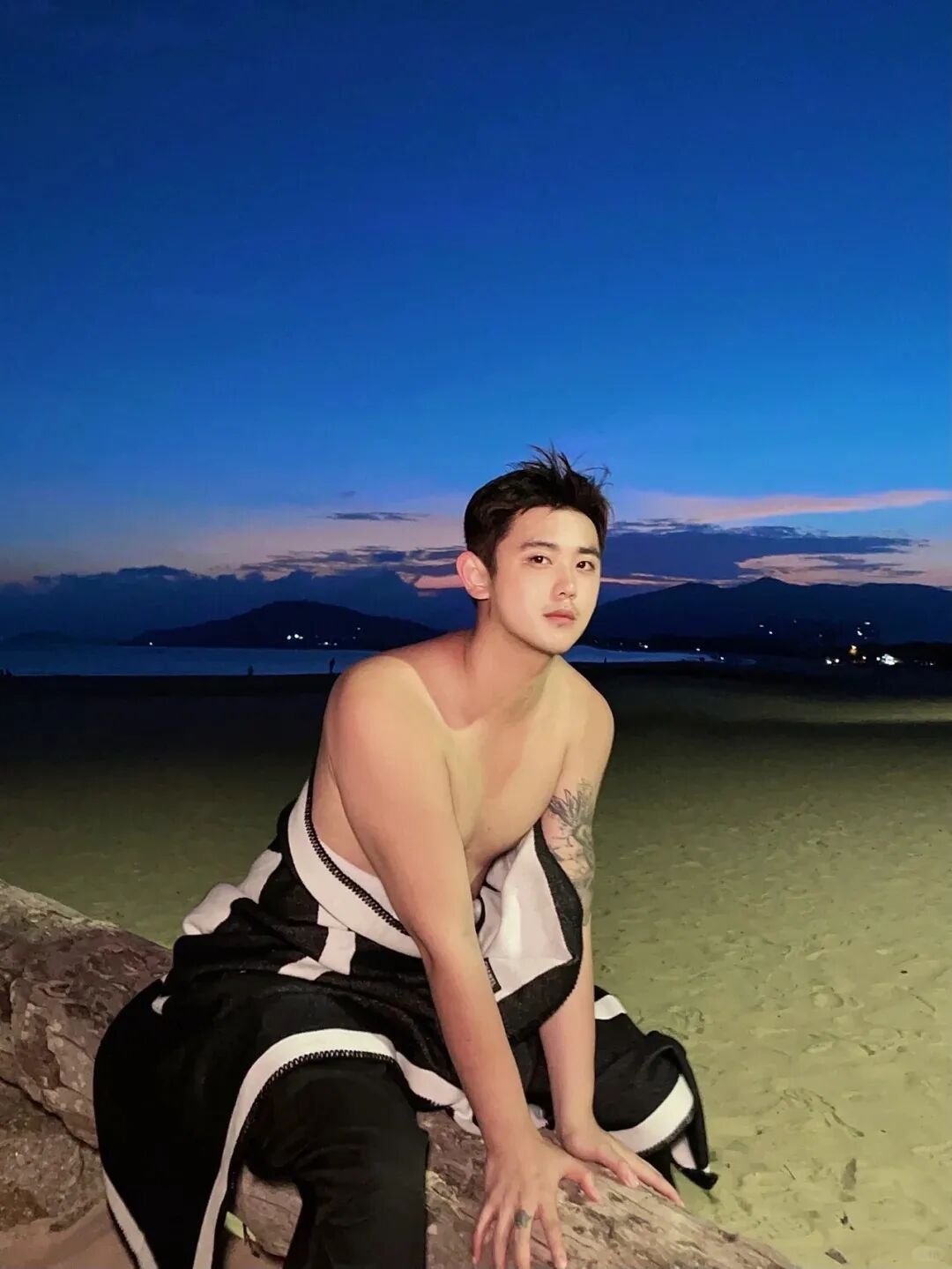 清迈游玩遇上帅气小哥，脂包肌身材与阳光笑容让人沦陷!