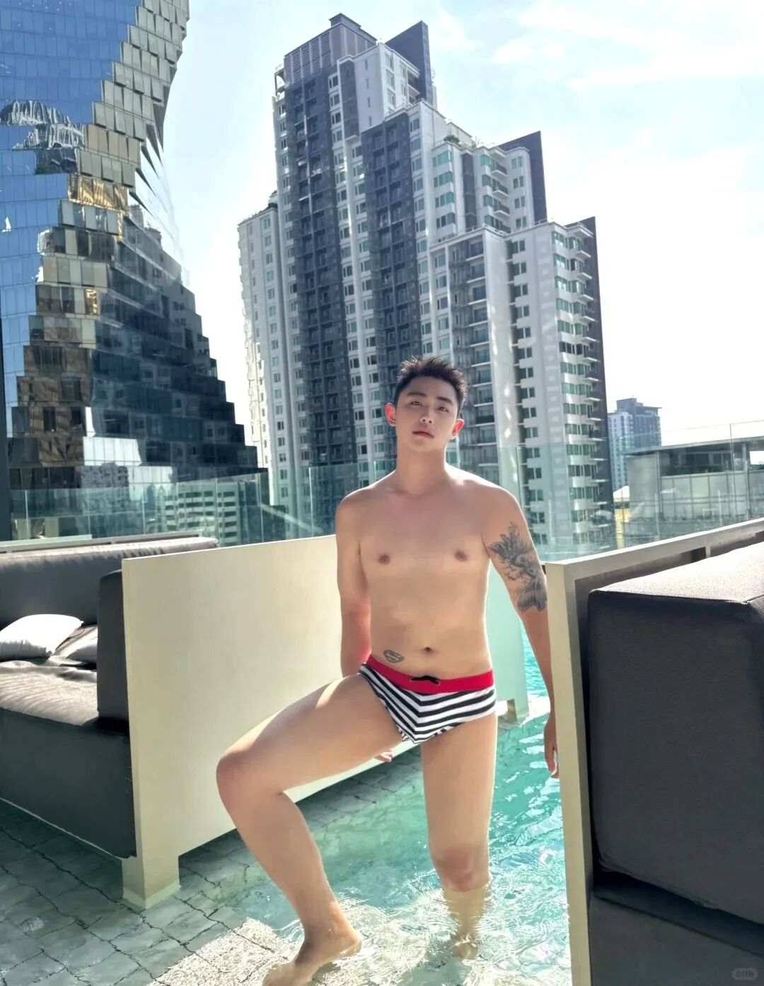 清迈游玩遇上帅气小哥，脂包肌身材与阳光笑容让人沦陷!