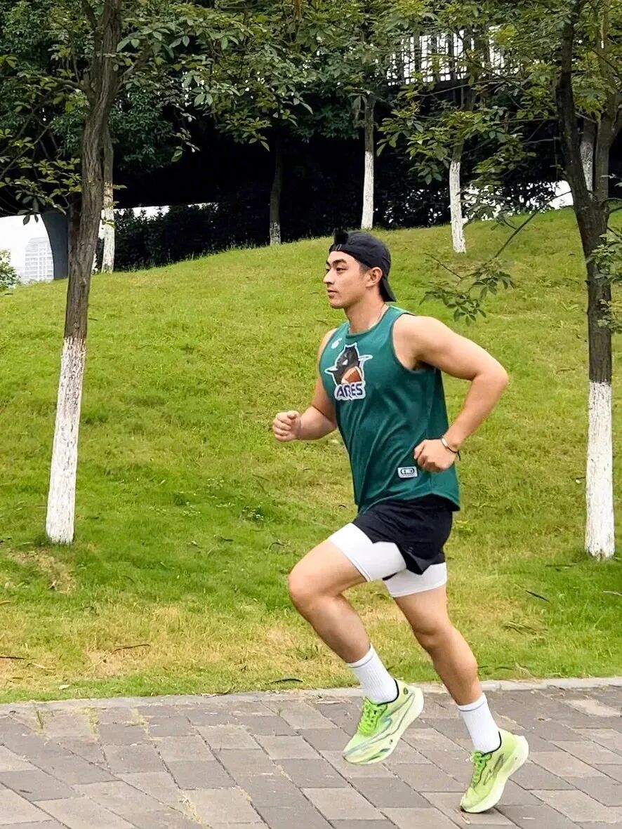 “撕漫男”降临现实！刘聪Russell健身大片，撩翻全网的荷尔蒙狂潮