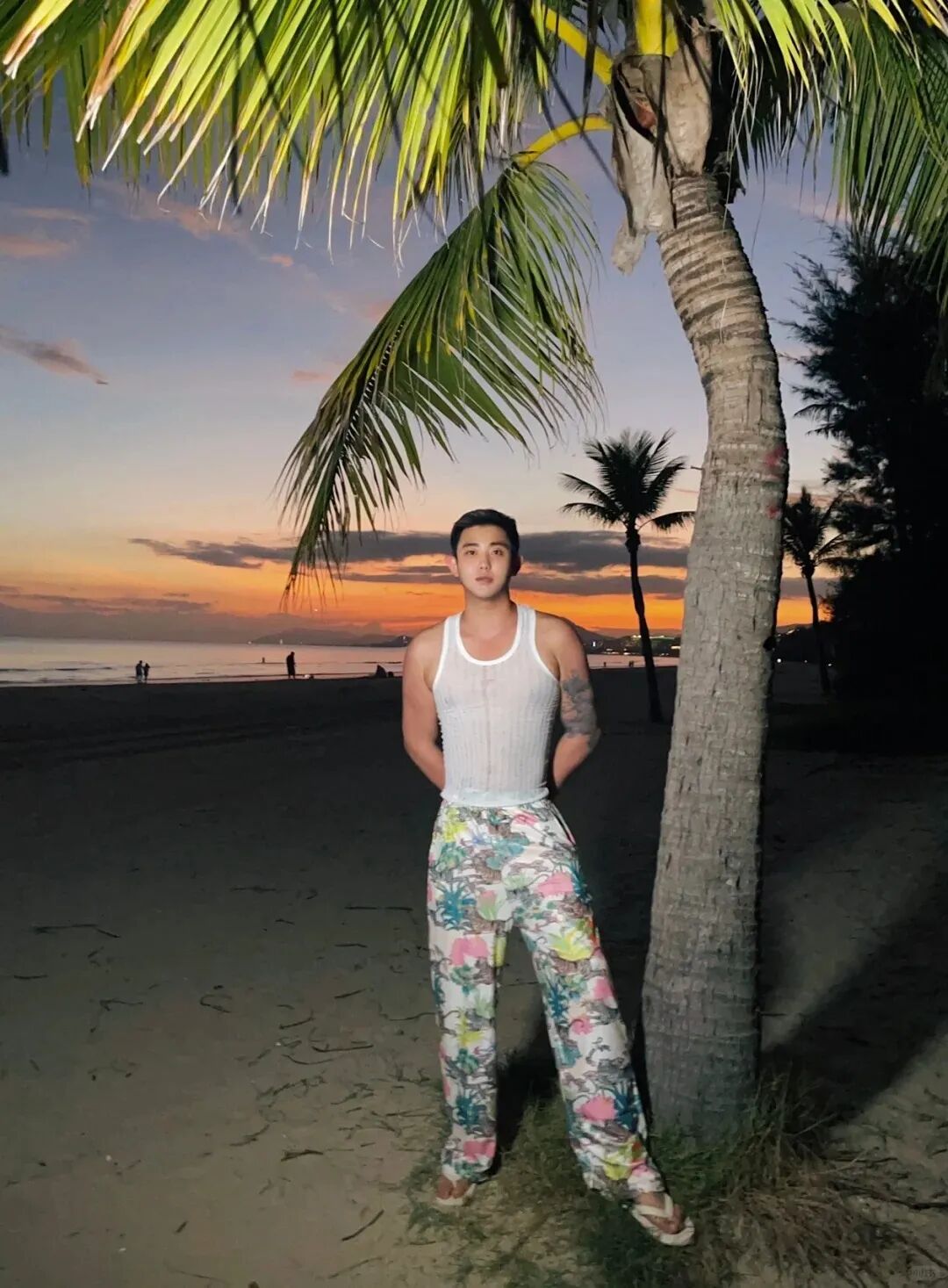 清迈游玩遇上帅气小哥，脂包肌身材与阳光笑容让人沦陷!