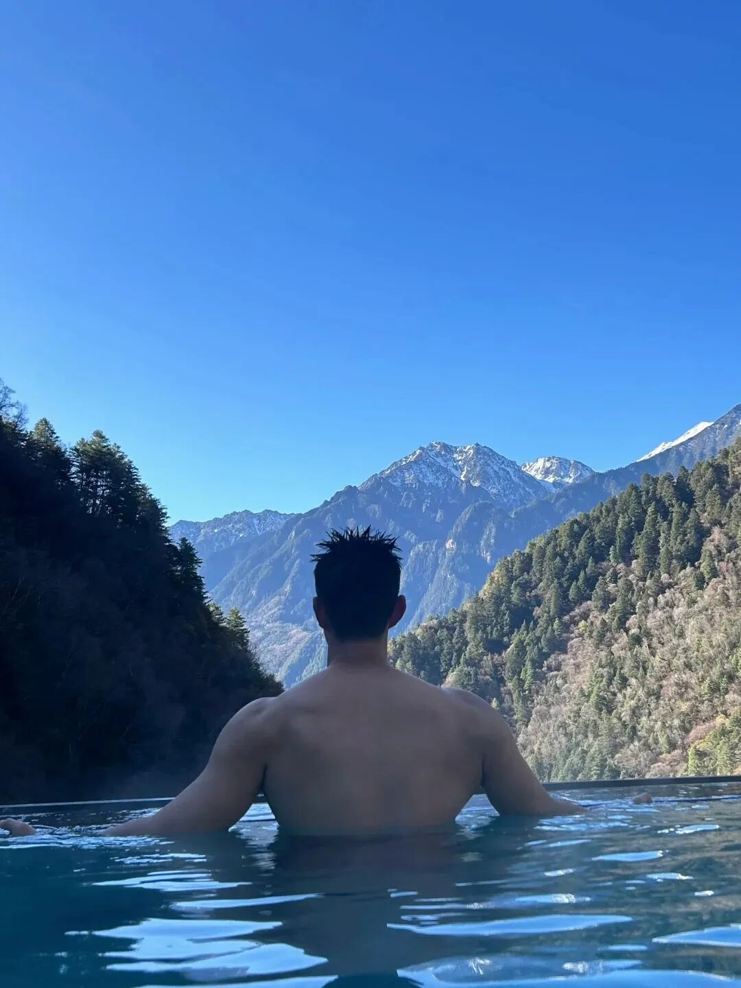 “撕漫男”降临现实！刘聪Russell健身大片，撩翻全网的荷尔蒙狂潮