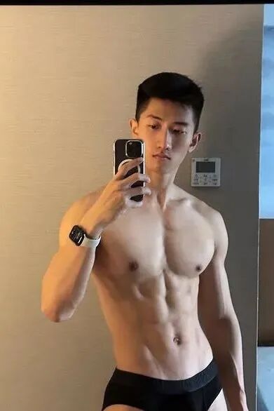 年下狼狗肌肉男大在线宠粉！精致五官 超大轮廓！！