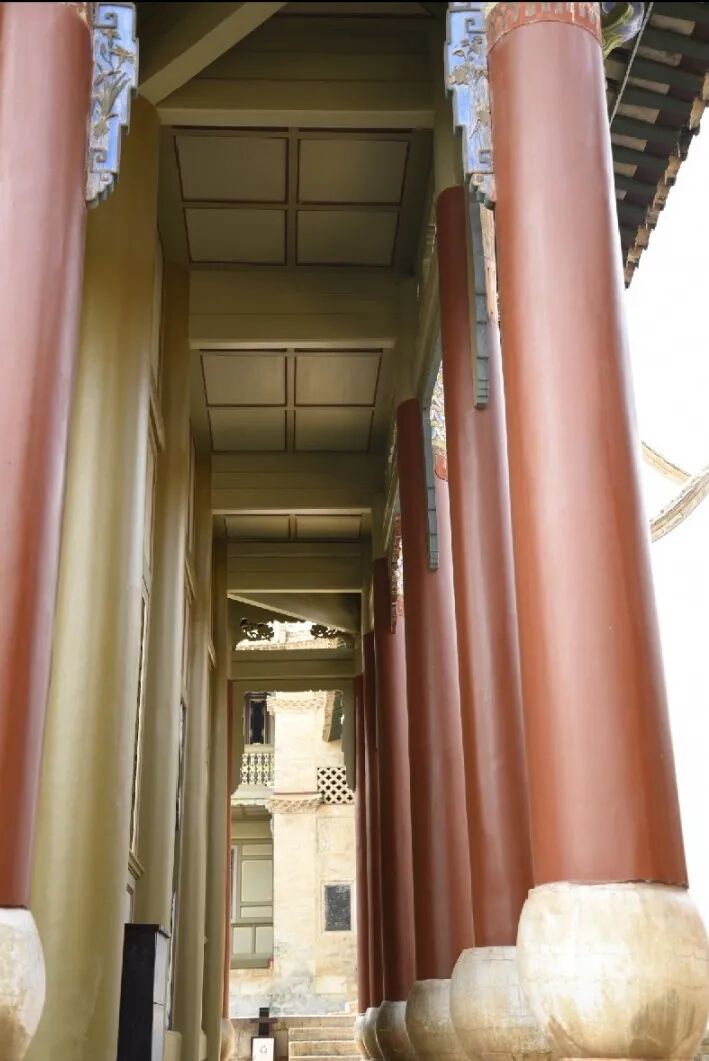 是较为典型的三进四合院土木结构建筑其内的空雕灯笼吊脚柱昂梁斗拱