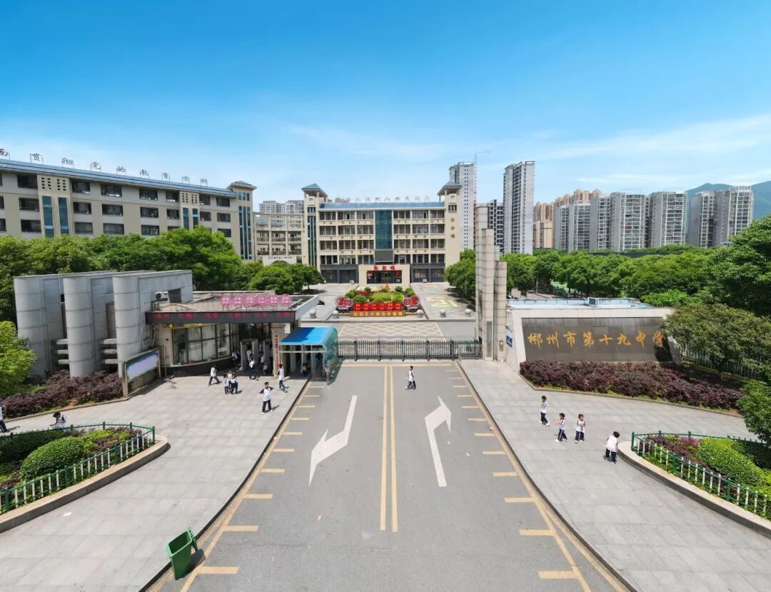 jimeng-2025-05-22-508-根据下面描述 生成微信推文的配图。需要真实摄影 画面几个小朋友结伴背着书包上学路上  阳光明媚  环境优美.jpeg