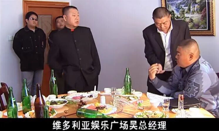 黑西装大墨镜,嘴里嚼着口香糖,在台湾偶像剧的霸道总裁们还没有侵袭