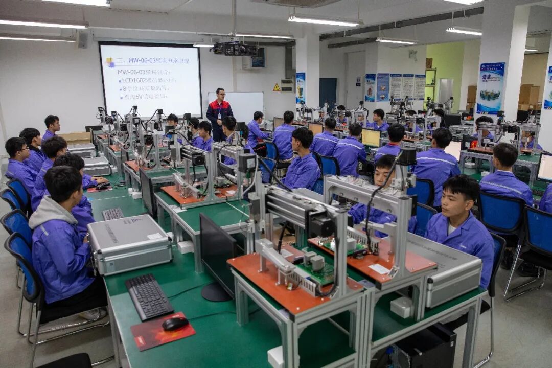 4 单片机应用实训室.jpg