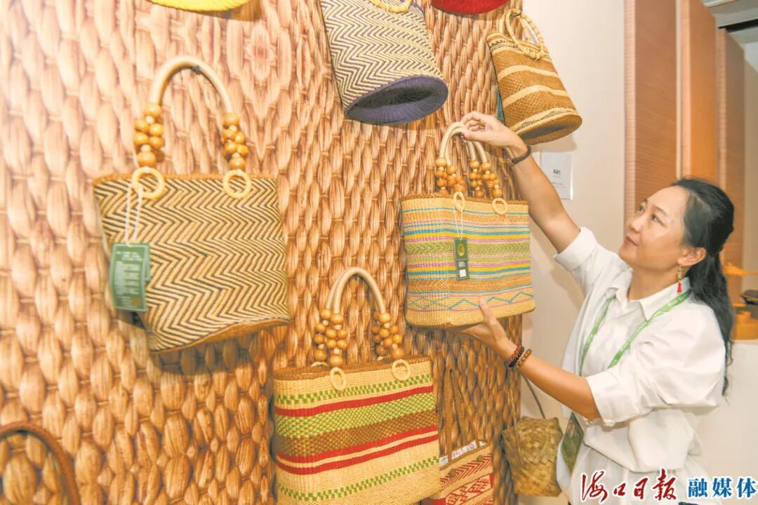 3月25日，在东屿岛文化公园海口城市展“和雅”展厅，工作人员正在摆放东山草编作品。海口日报融媒体特派记者 康登淋 摄