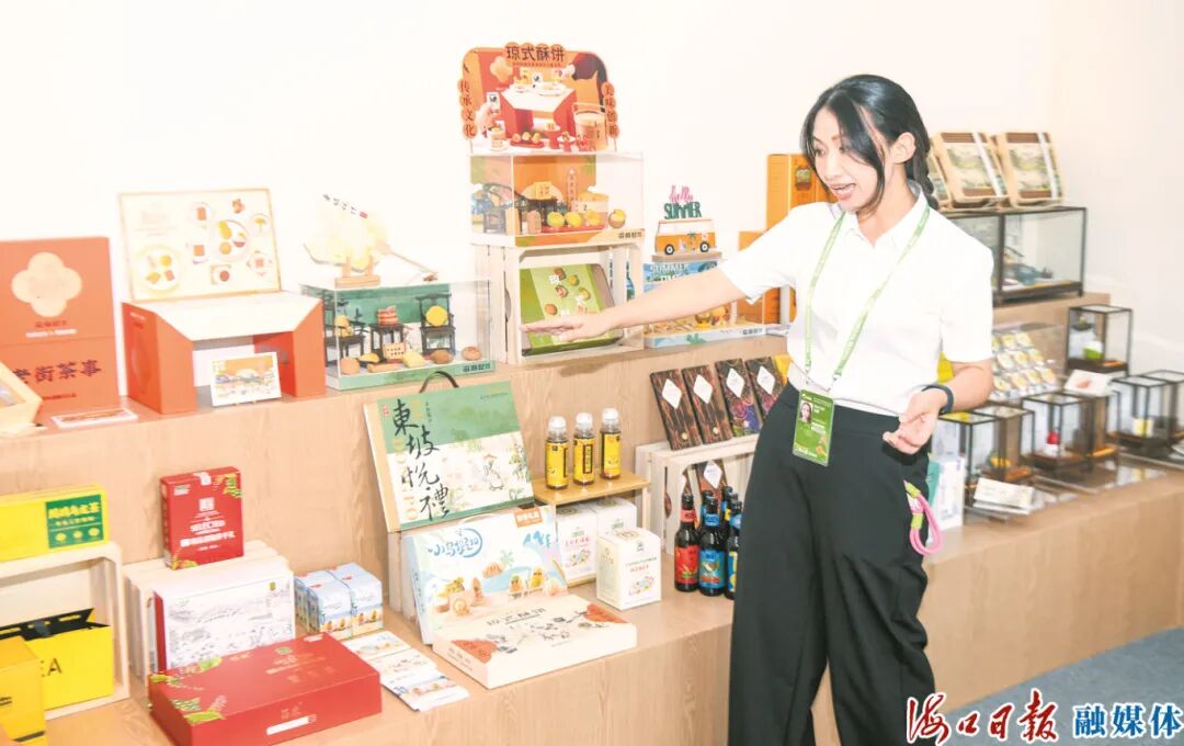 3月25日，在东屿岛文化公园海口城市展文创展示区，各种各样的商品摆满展台。海口日报融媒体特派记者 康登淋 摄
