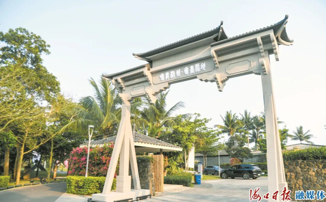 这是2024年东屿岛文化公园海口城市展的“和美椰城·琼台福地”牌楼。海口日报融媒体特派记者 康登淋 摄