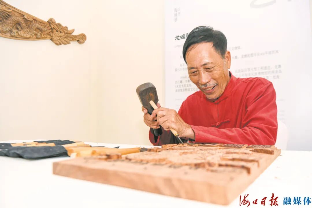 3月25日，在东屿岛文化公园海口城市展龙塘雕刻展厅，非遗传承人王科美在现场创作雕刻作品。海口日报融媒体特派记者 康登淋 摄