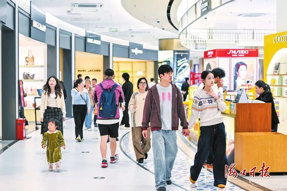 1月19日，顾客来到cdf海口日月广场免税店选购免税品。海口市融媒体中心记者 苏弼坤 实习生陈新锐 摄