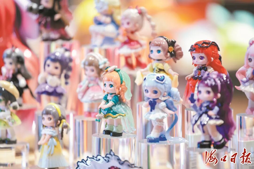 在海口万象城SUNDAY HOME潮流艺术家居店铺里的各种手办。海口市融媒体中心记者 苏弼坤 摄