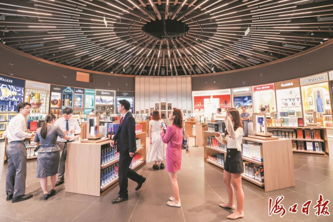 cdf海口国际免税城全国首个威士忌博物馆吸引不少消费者前来。海口市融媒体中心记者 苏弼坤 摄