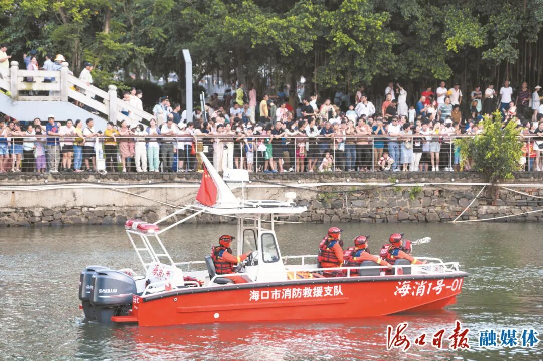 6月10日，2024“海口杯”端午龙舟邀请赛现场，救援队保障比赛安全进行。海口日报融媒体记者 杨鹤 摄
