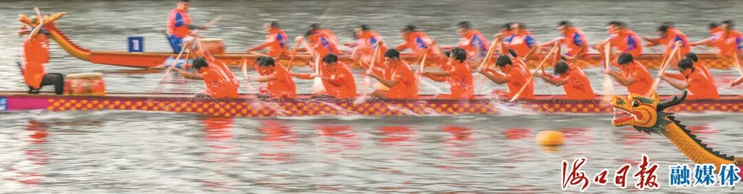 6月10日，2024“海口杯”端午龙舟邀请赛现场，参赛队伍你追我赶、奋楫争先。海口日报融媒体记者 康登淋 摄
