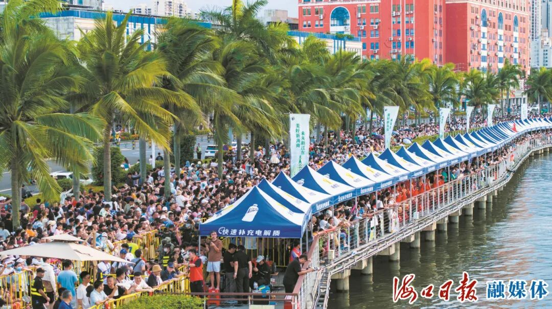 6月10日，海口海甸河沿岸挤满了前来观赛的市民游客。海口日报融媒体记者 杨忠凯 摄