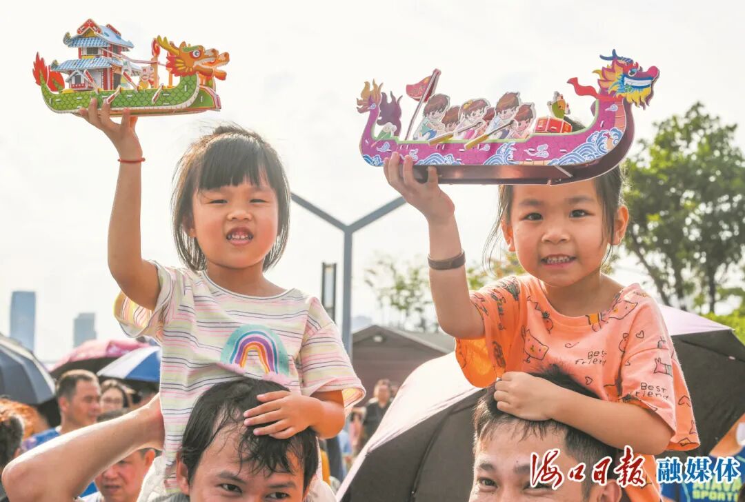 6月10日，2024“海口杯”端午龙舟邀请赛加油助威的人群中不乏小朋友的身影。海口日报融媒体记者 康登淋 摄